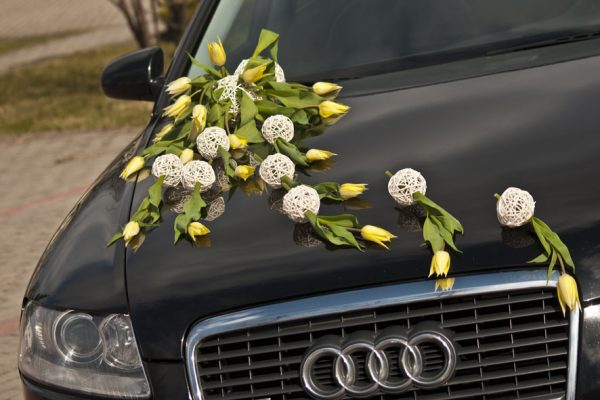 tulipany na samochód ślubny